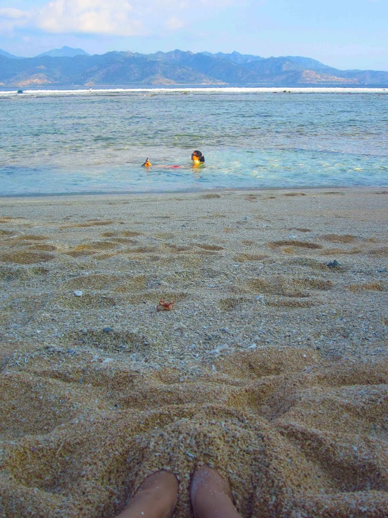 Memandangi ibu saya yang berenang di Gili Trawangan, Lombok