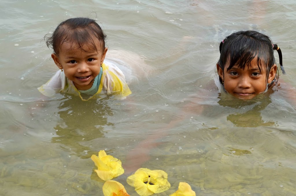 Children playing in Pari Island